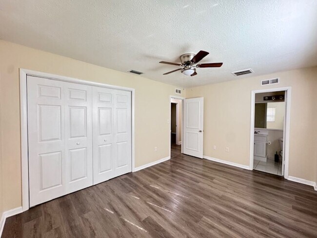 Building Photo - Charming 3/2 with Modern Updates