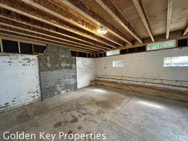 Building Photo - Beautifully remodeled single-level home in...