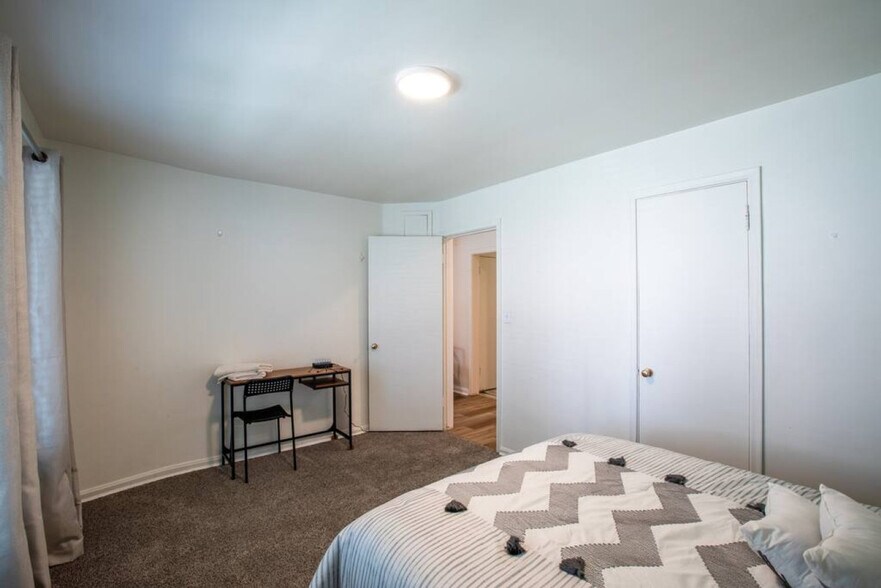 Building Photo - 237 N Center St