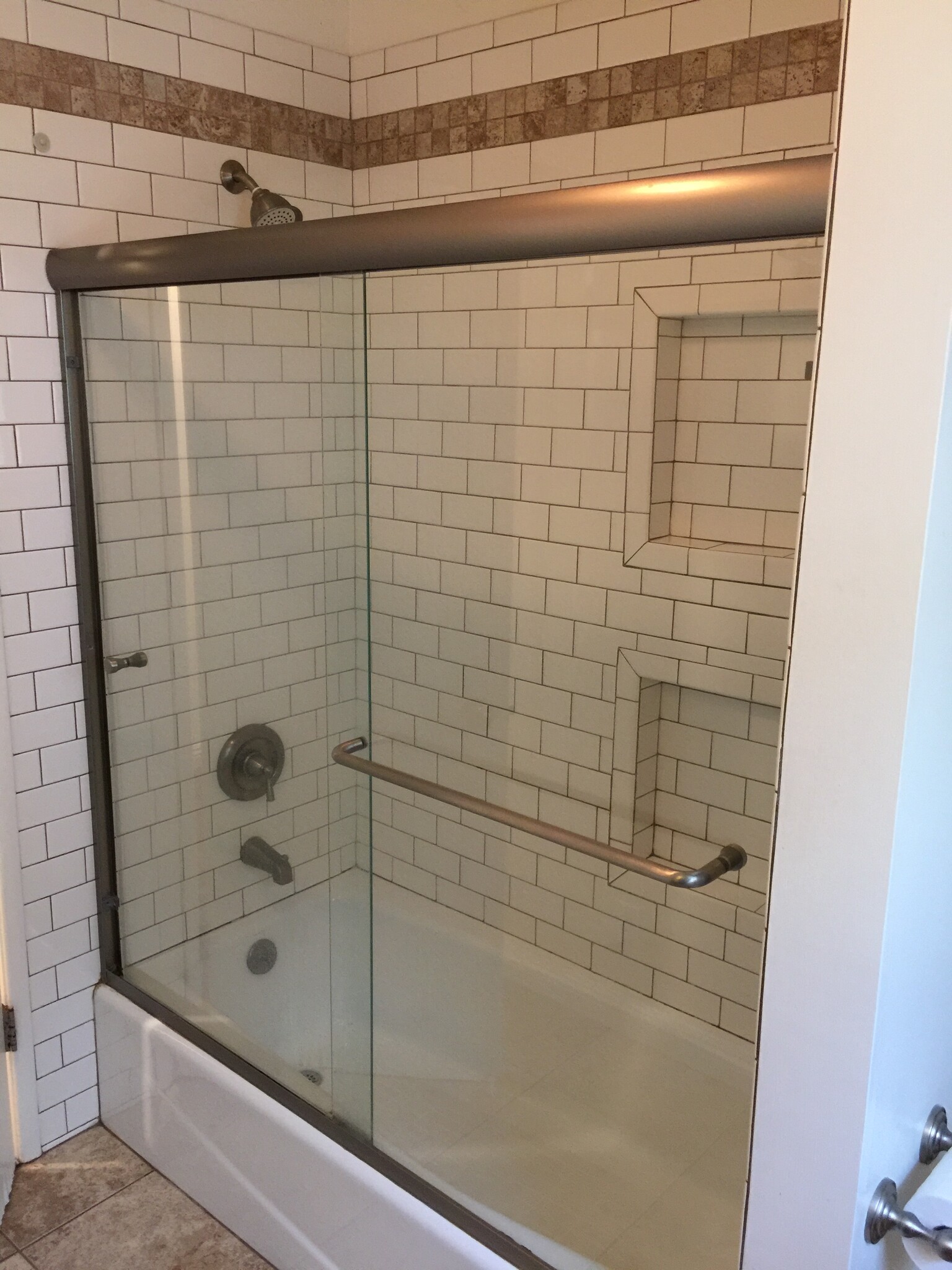 Full Bathroom - 1712 E Broadway