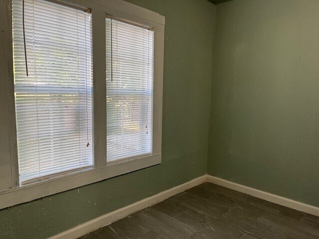 Building Photo - 1806 N Ave S