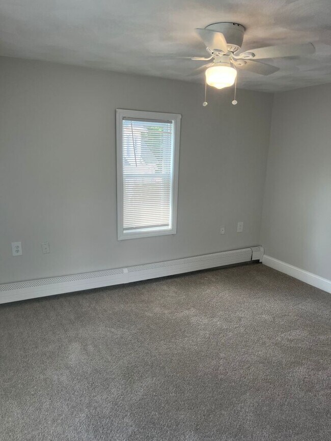 Building Photo - 4 Bedroom 2 Bath Single Family Home