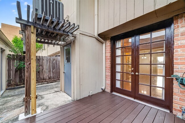 Building Photo - 7505 Memorial Woods Dr