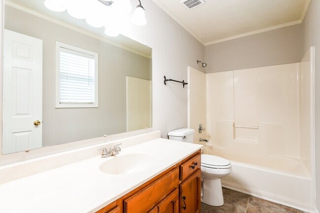 Building Photo - 318 Huntington Dr