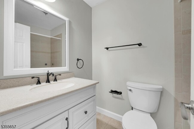 Building Photo - 8 Delbarton Ct