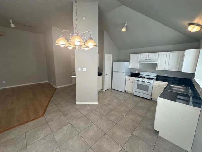 Building Photo - 2038 Woodland Hills Dr