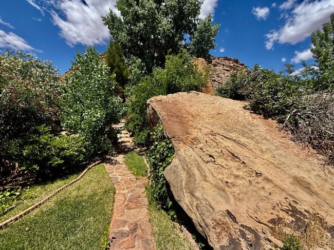 Building Photo - Distinctive and Spacious 5-BR Home in Bloomington