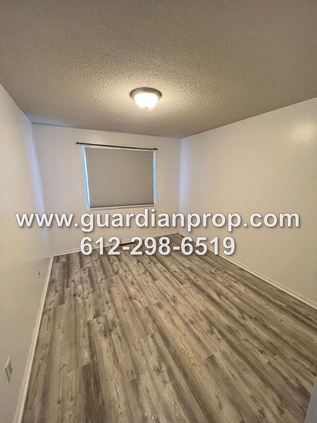 Building Photo - Woodbury Townhouse Available November 1, U...