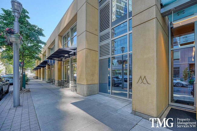 Building Photo - 3570 S River Pkwy