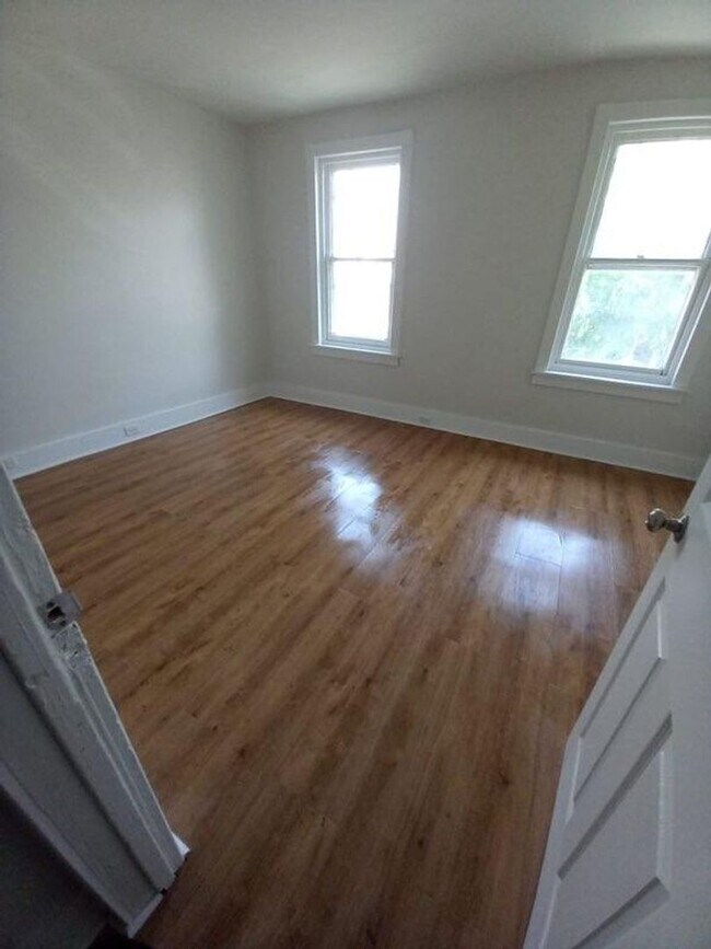 Building Photo - Fully remodel 4 bedroom house with 1.5 bath