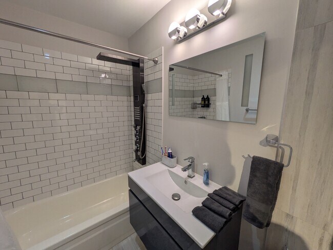 Building Photo - Newly Renovated 1-Bedroom Condo in the Hea...
