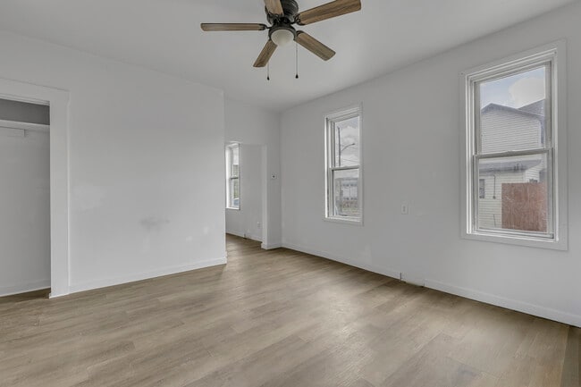 Building Photo - 862 Grove Ave