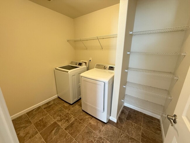Building Photo - Spacious Modern Puyallup Home
