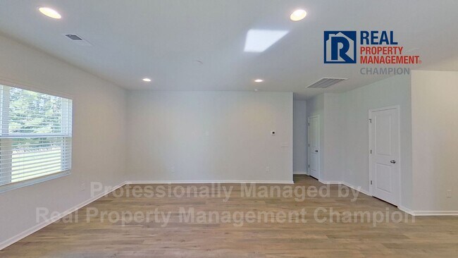 Building Photo - Beautiful Home with Spacious and Open Floorplan