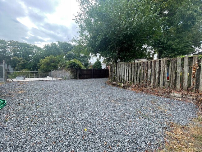 Building Photo - Stunning Upstairs One Bedroom Apartment in...