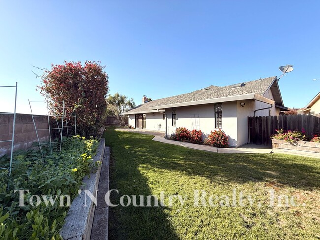 Building Photo - 1198 Loyola Dr