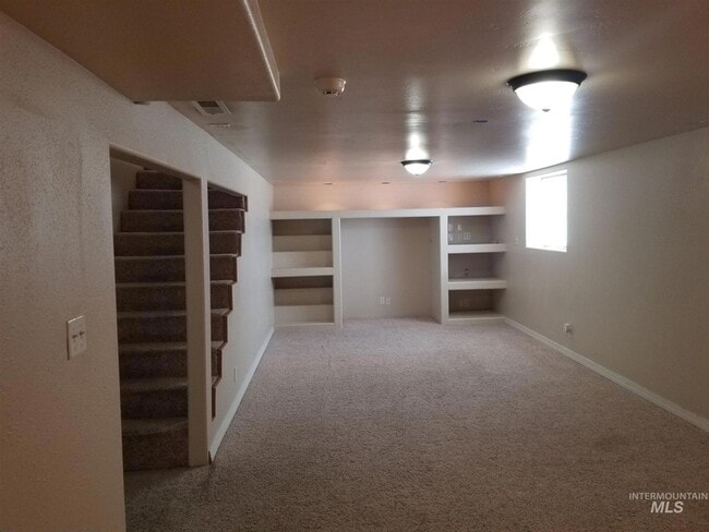 Building Photo - Rare 4 bedroom, 2 bath home on cul-de-sac.