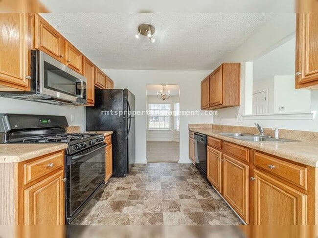 Building Photo - Spacious 4 bedroom 2.5 bath