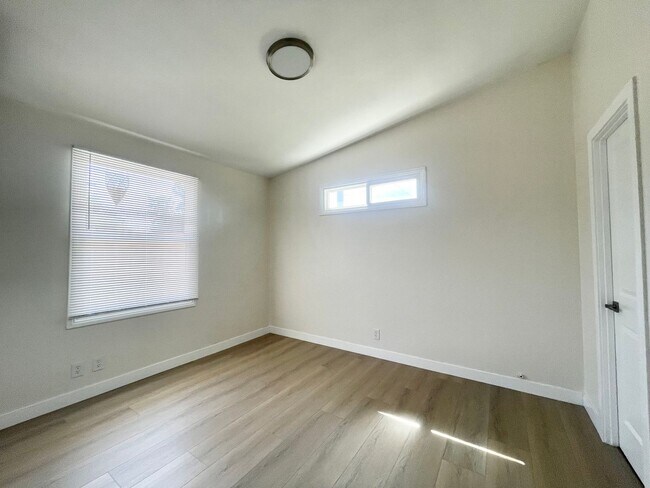 Building Photo - Beautiful Remodeled 4 Bedroom 2 Bathroom H...