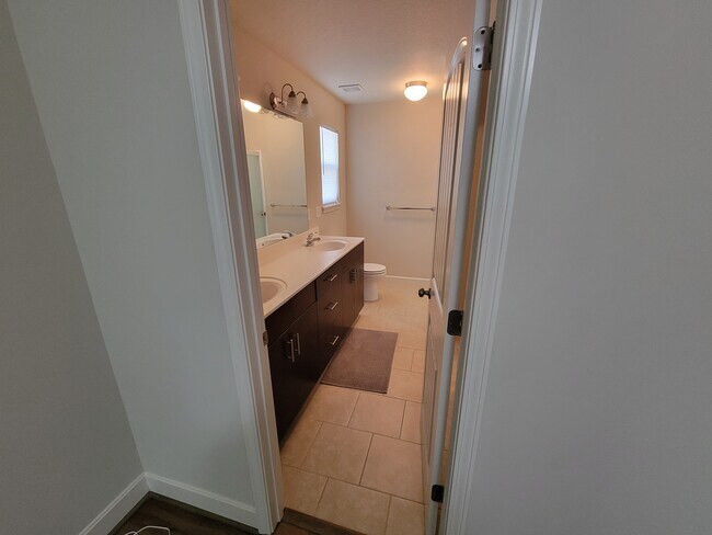 Building Photo - 9318 N Robinhood Ave