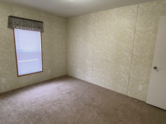 Building Photo - Newer 3 bedroom, 2 bath manufactured home ...