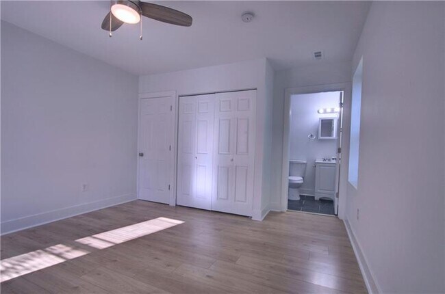 Building Photo - 1327 Reddour St