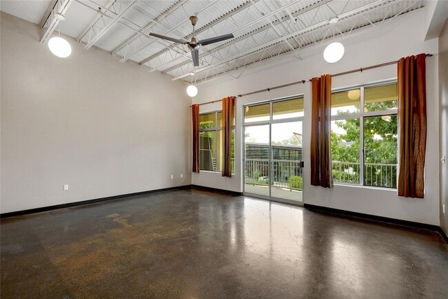 Building Photo - 2401 E 6th St