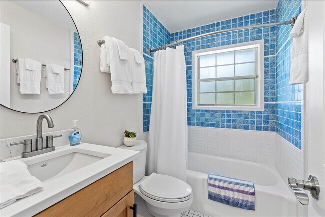 Building Photo - 2425 Bruce Ln