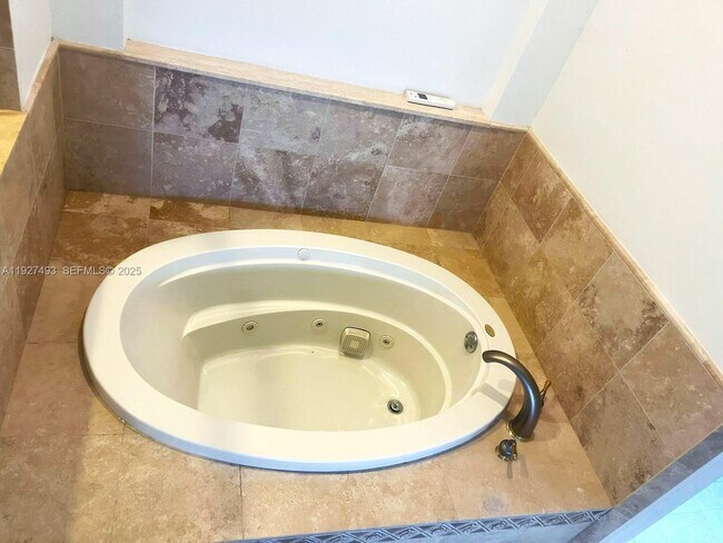 Building Photo - 2640 Fairways Dr