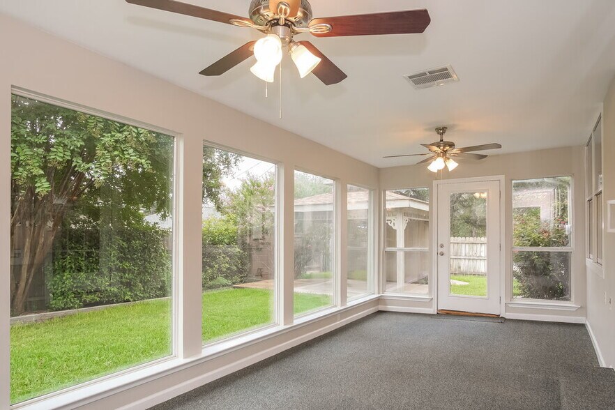 Building Photo - 200 Woodstone Dr