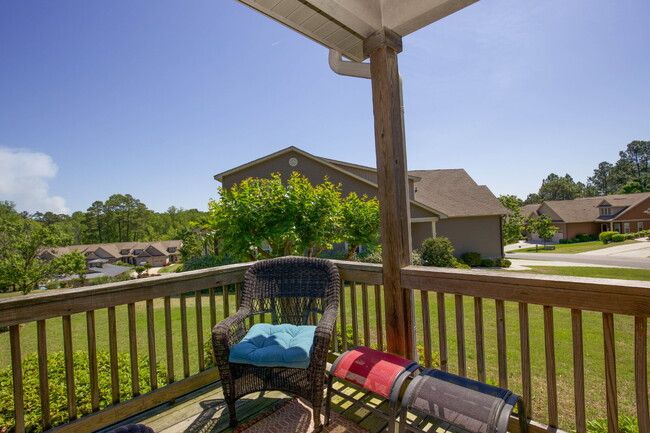 Building Photo - Charming End-Unit Townhome in Southern Pines