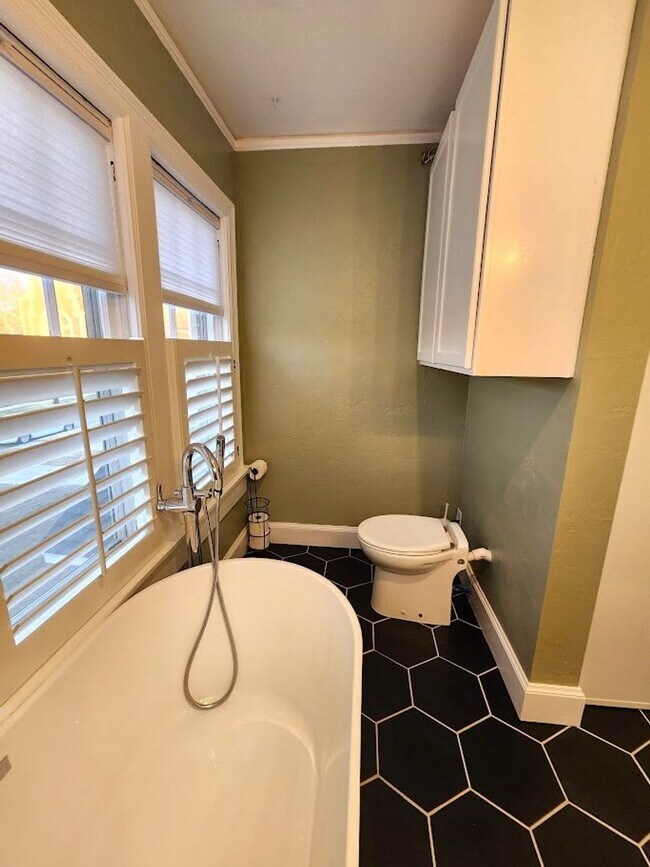 Building Photo - 3 Bed 2.5 Bath Plus ADU in Gatewood Add NW OKC