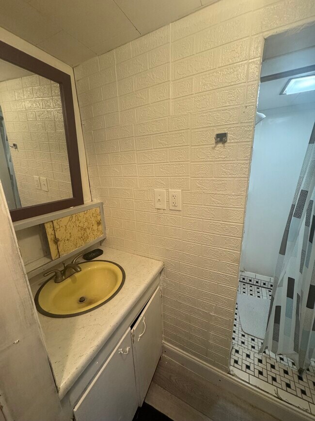 Building Photo - 515 Crouse St