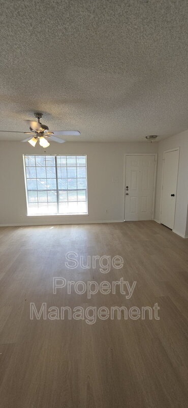 Building Photo - 235 Vista Way