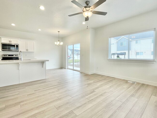 Building Photo - Bright & Beautiful Townhome in American Fork!