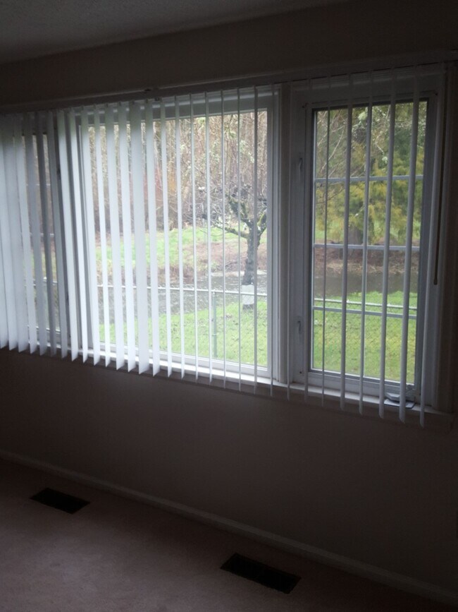 Building Photo - University Place 2bd 2bth, with bonus/office, $2,995 includes yard care and utilities other than ...