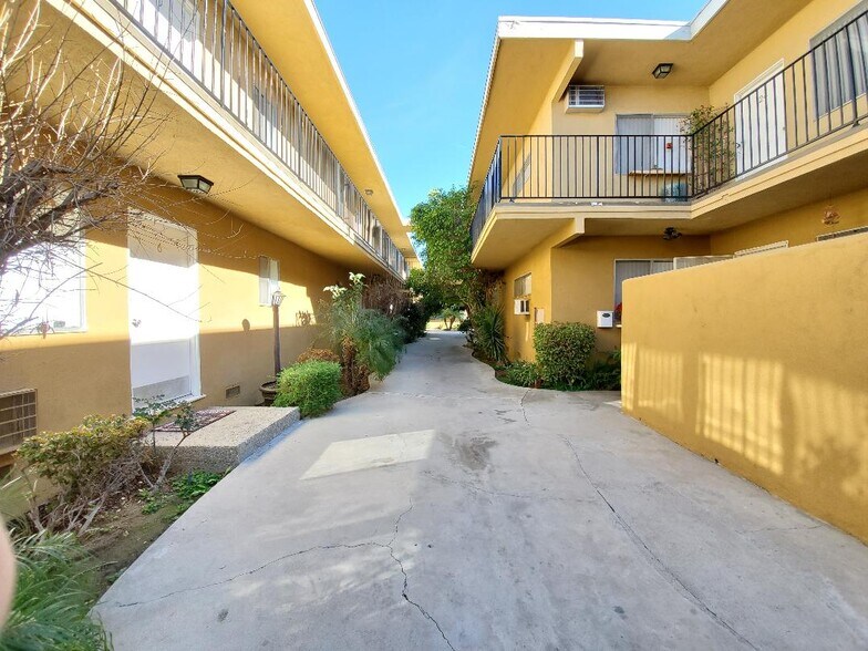 Building Photo - 5445 Lindley Ave