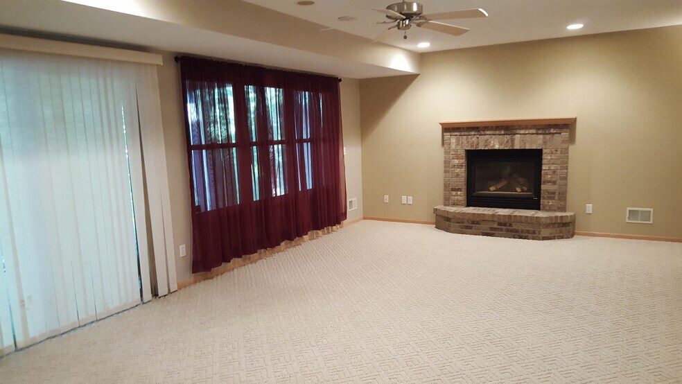 Family room - 2007 Glendale Hills Dr NE