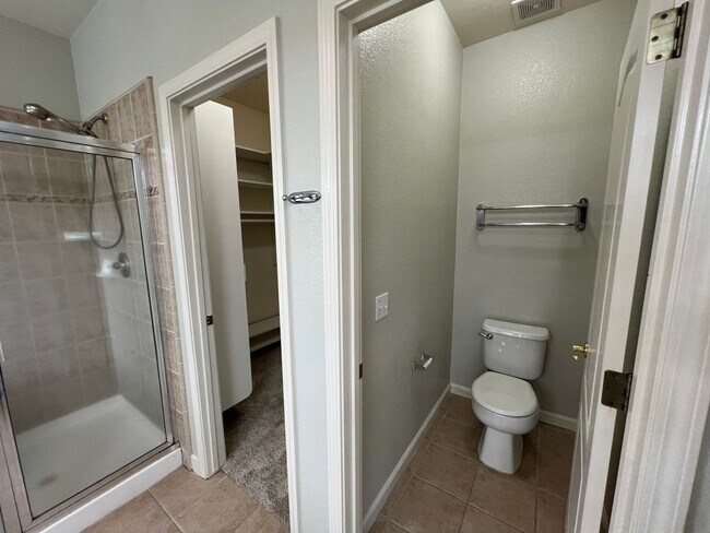 Building Photo - 4 bedrooms, an office and single-story home with a pool!!