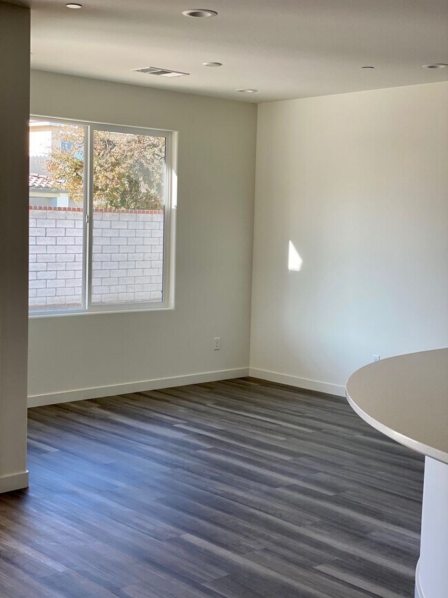 Building Photo - Stunning 4 Bed/3 Bath Belcourt Seven Oaks Home w/ $0 Deposit Option & More