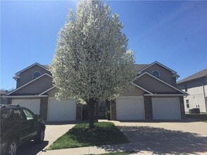 Building Photo - 2 bedroom, 2.5 bath townhome in Oak Valley Estates