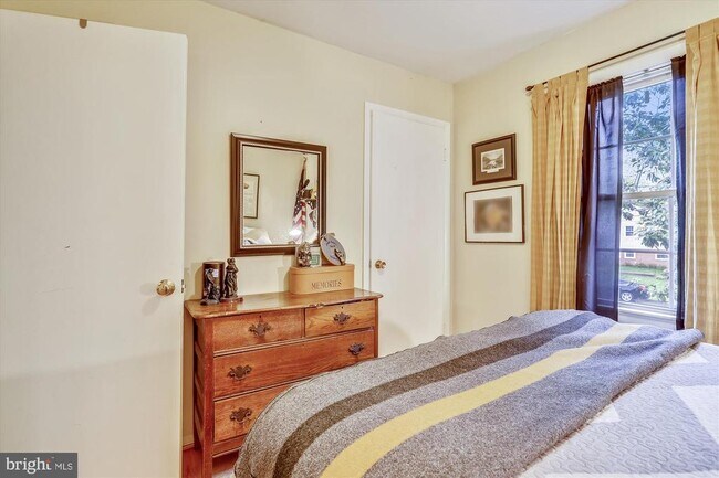 Building Photo - 1048 Dalebrook Dr