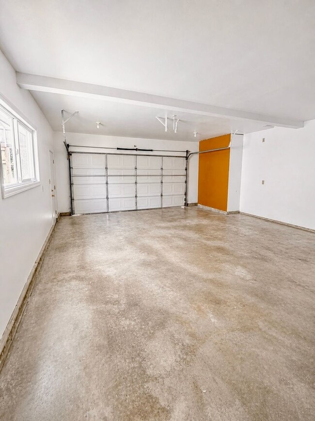 Building Photo - Large 3 Bed 1.5 Bath with large Garage Located in Cosmopolis
