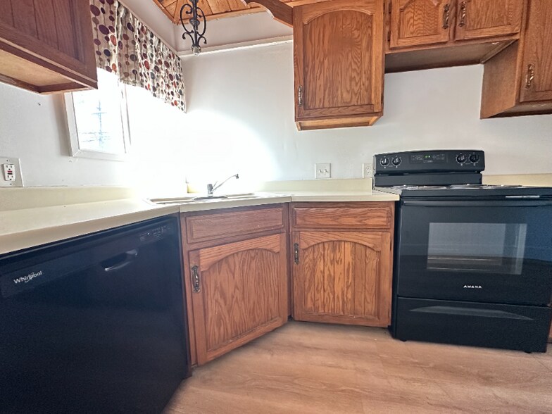 Building Photo - 1078 E White Mountain Blvd