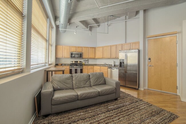 Building Photo - One Bedroom Unit in Wonderful Western Auto Lofts