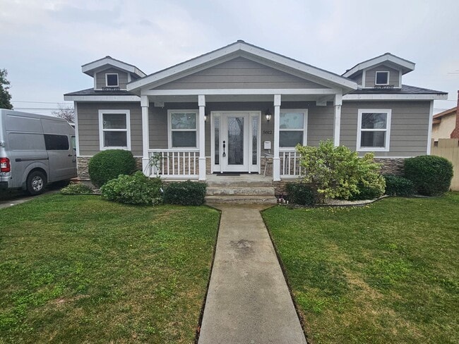 Building Photo - 3-bedroom, 2-bathroom home located in the vibrant city of Long Beach