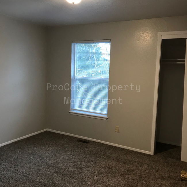 Building Photo - $1,250...2Bed 1.5 Bath, Small Fenced in Co...