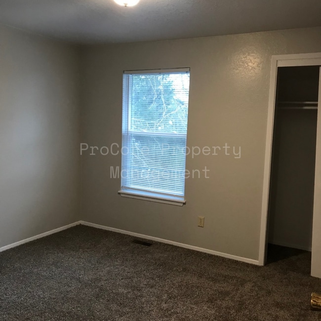 Building Photo - $1300...2Bed 1.5 Bath, Small Fenced in Covered Patio on Back, Storage