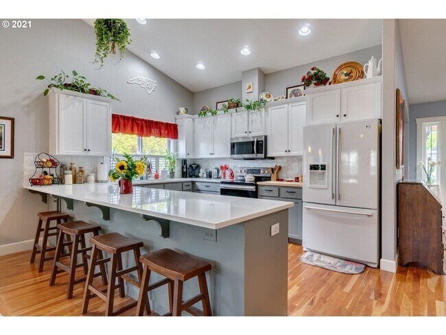 Building Photo - Charming One Level Custom Home