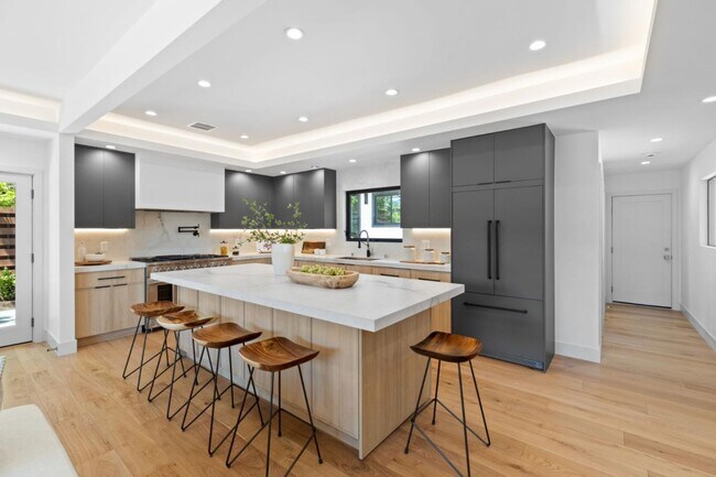 Building Photo - 810 W California Way